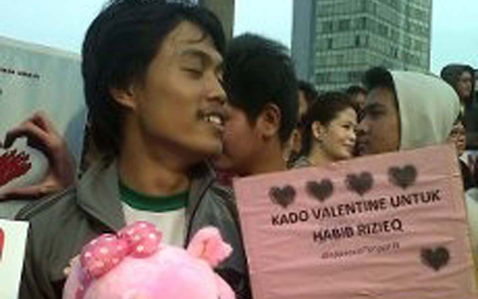 Placard reads 'A Valentines Day Present for Habib Rizeq' - February 14, 2012 (Detik)