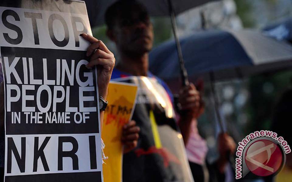 Protest against violence in Papua in front of State Palace in Jakarta - June 14, 2012 (Antara)