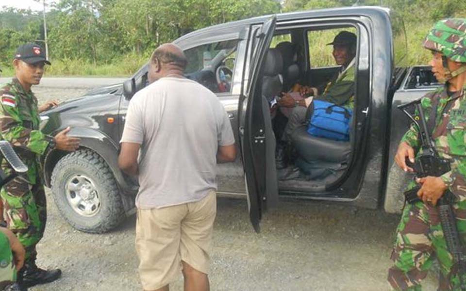 Soldiers conducting checks on cars in Papua (Merdeka)