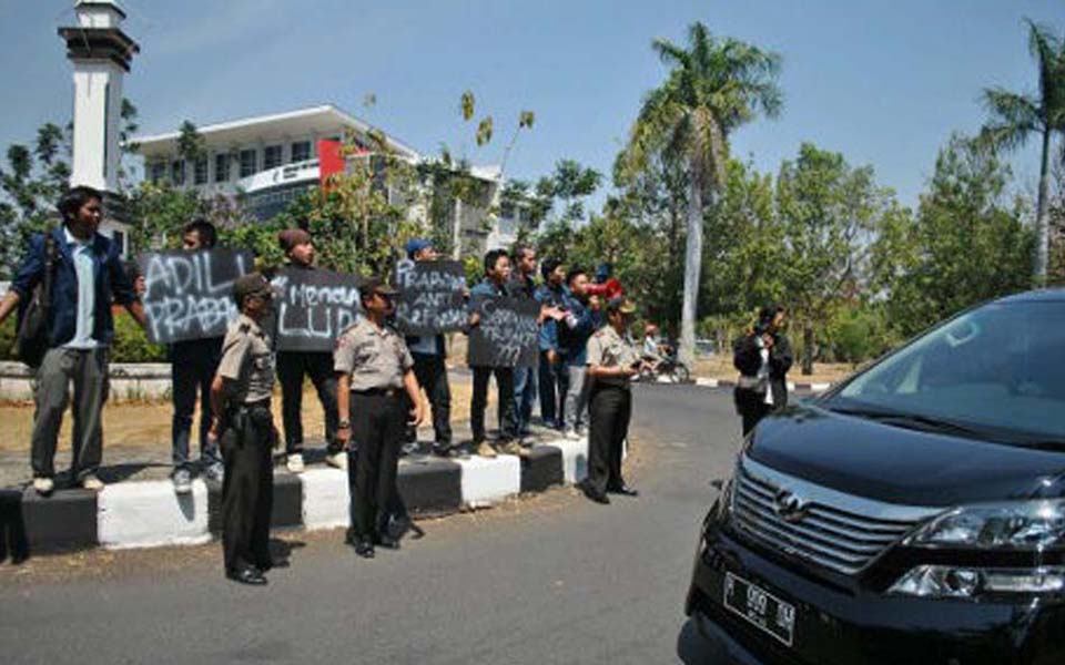 Students protest greets Prabowo Subianto's arrival at Undip - September 11, 2012 (Detik)