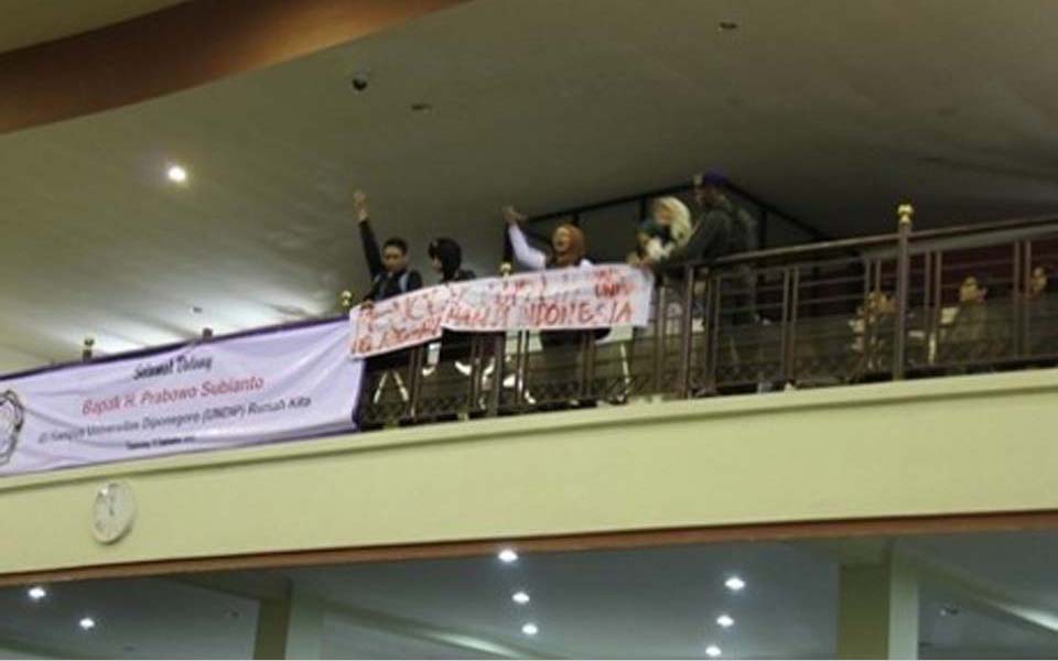 Students unfurl banner reading Reject Forgetting during Prabowo Subianto lecture at Undip - September 11, 2012 (Detik)