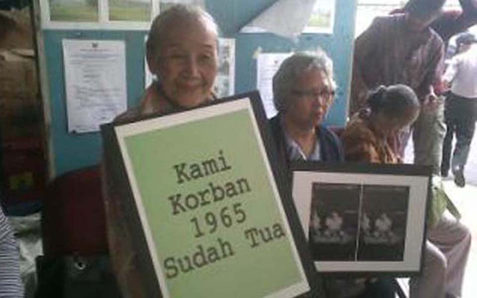 Former Gerwani member Sumarsih takes part in protest against Komnas HAM - January 17, 2012 (Tribune)