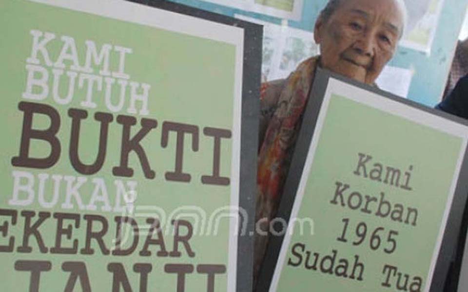 Victims of the 1965-66 affair protest at Komnas HAM office in Jakarta - January 17, 2012 (JPNN)