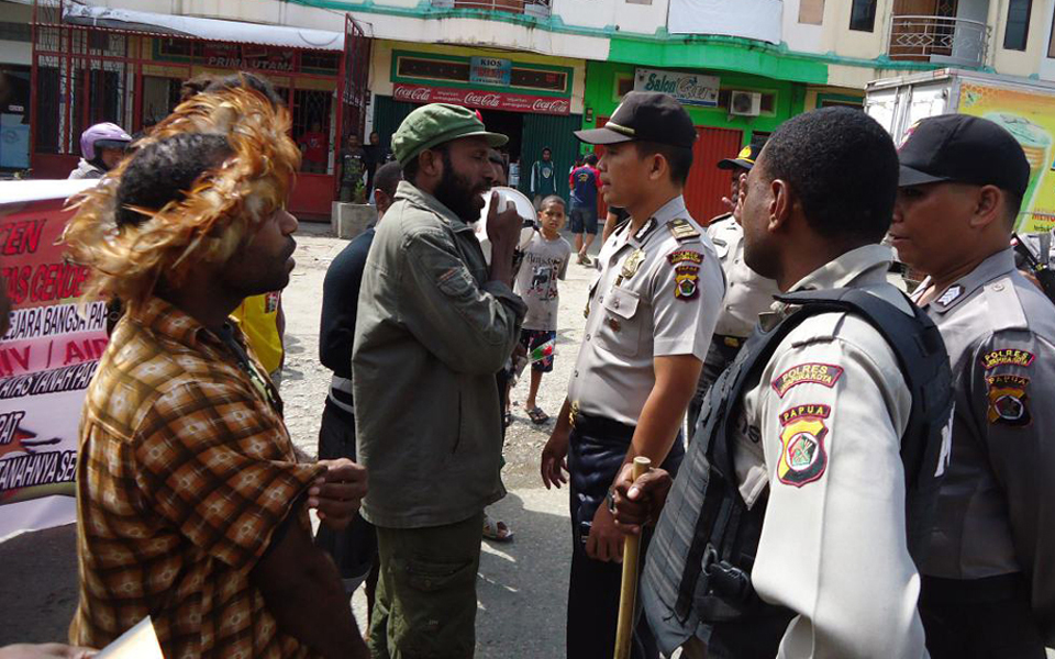 Victor Yeimo negotiating with Papua police chief Alfred Papare moments before his arrest - December 1, 2012 (KNPB)