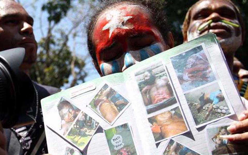 West Papuans hold protest action supporting IPWP in Manado - October 23, 2012 (gpibimmanuelbekasi)