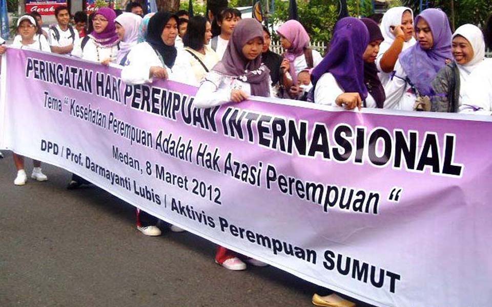 Women activists commemorate IWD in Medan - March 8, 2012 (PESADA)