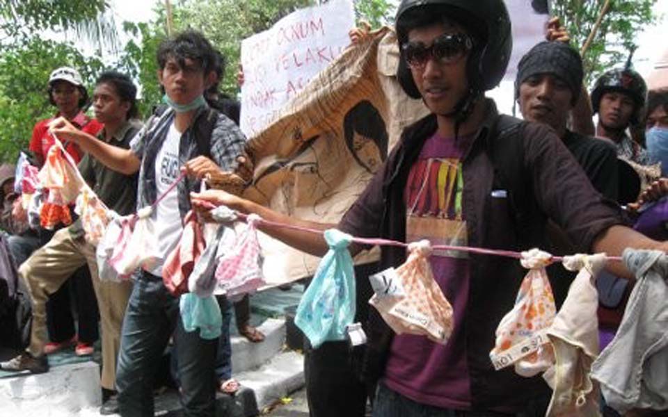Activists present Palu police with 500 underpants - March 8, 2012 (Detik)