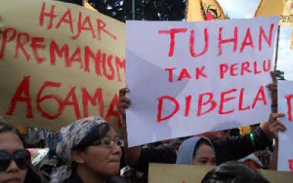Women activists in Yogyakarta protest closure of Irshad Manji book discussion - May 11, 2012 (Detik)