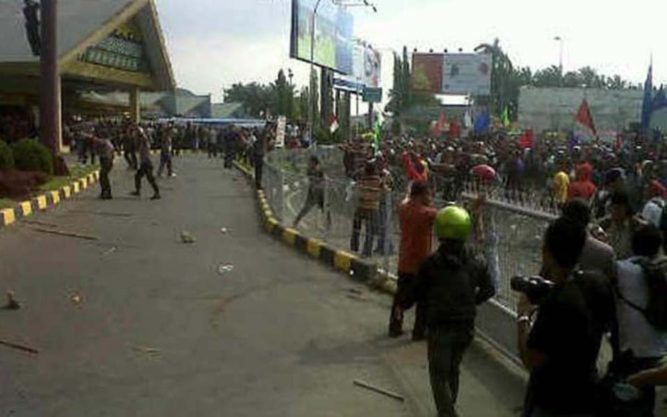 Workers blockade Polonia Airport in Medan - May 1, 2012 (Viva)