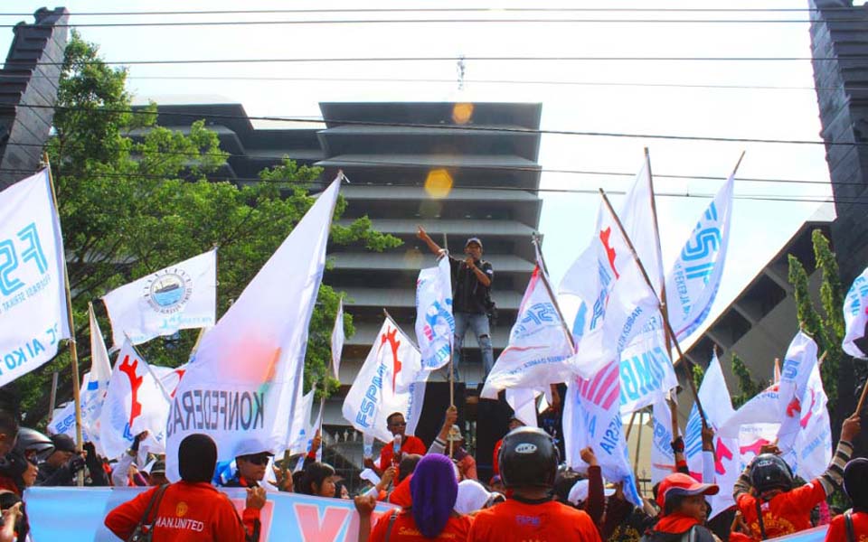 Workers commemorate May Day with rally in Semarang (irzaladiakurnia)