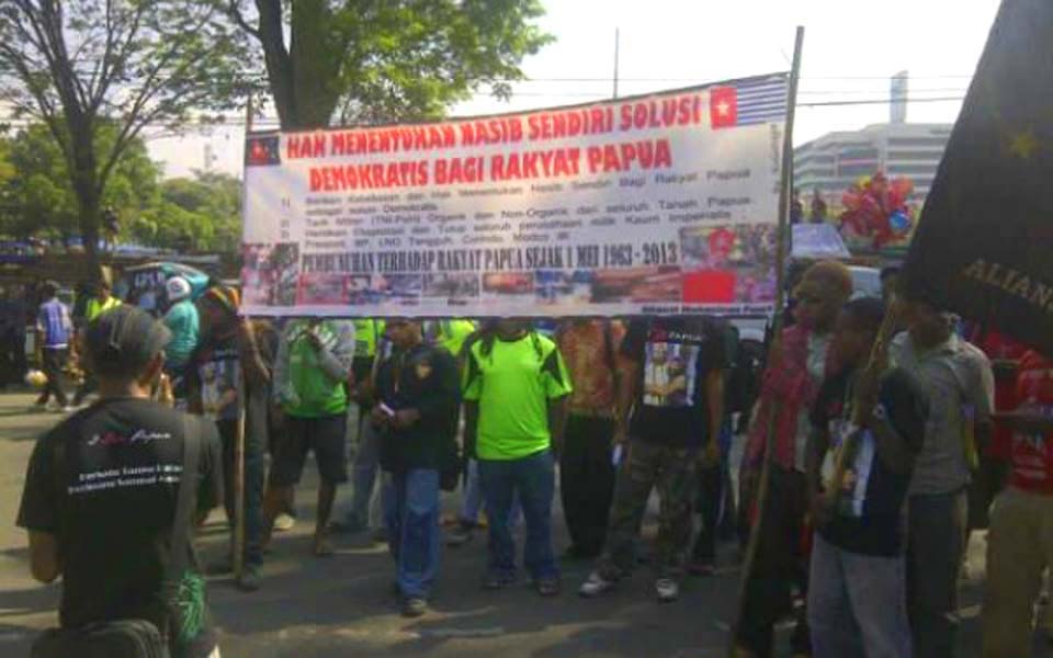 AMP protesters at May Day rally in front of governor's office - May 1, 2013 (Tribune)