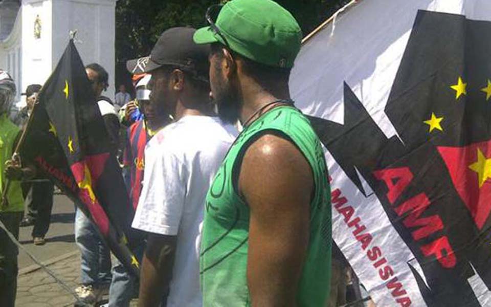 AMP protesters fly the Morning Star Flag in Surakarta - August 15, 2013 (Merdeka)