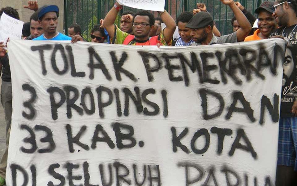 AMP students rally against creation of new administrative districts in West Papua - November 4, 2013 (Suara Kolaitaga)