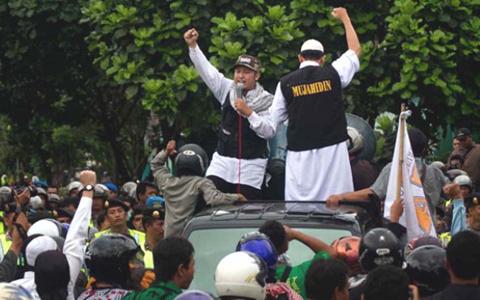 Anti-communist groups demonstrate in Yogyakarta - January 13, 2012 (Tempo)