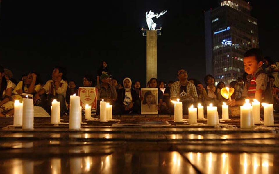 Candle lit vigil at Hotel Indonesia traffic circle to commemorate 20 years since Marsinah's death - May 8, 2013 (Tempo)
