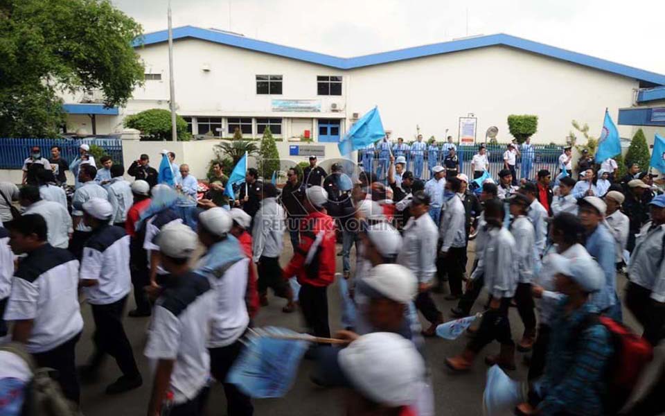FSPMI, Aspek and KSPI workers rally for higher wages in Surabaya - October 31, 2013 (Republika)
