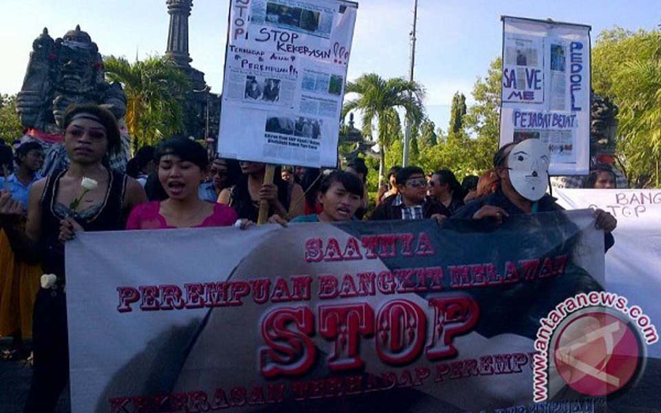 JAMPAP activists hold rally to mark Kartini Day in Denpasar - April 21, 2013 (Antara)