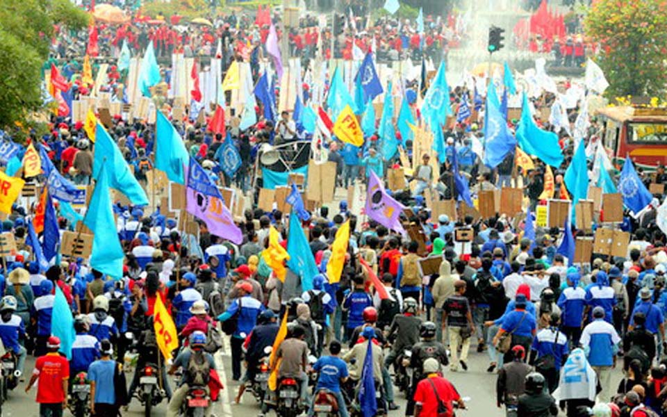 KSPI workers in Jakarta rally against new wage regulation - August 30, 2013 (infogsbi)