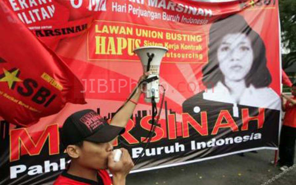 Rally in Surabaya marks 20 years since Marsinah's murder - May 8, 2013 (Solo Pos)
