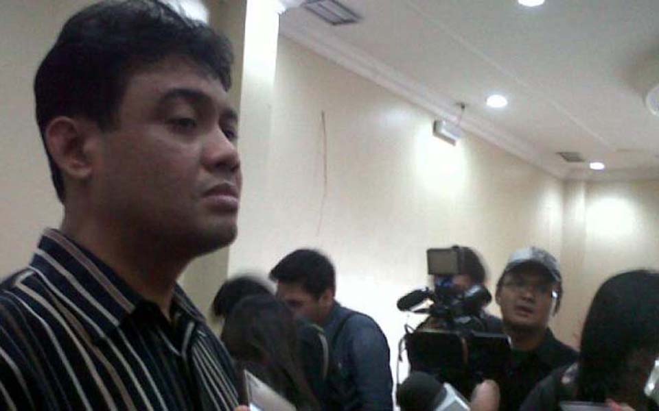 KSPI President Said Iqbal speaking to reporters in Jakarta - September 20, 2014 (Kompas)