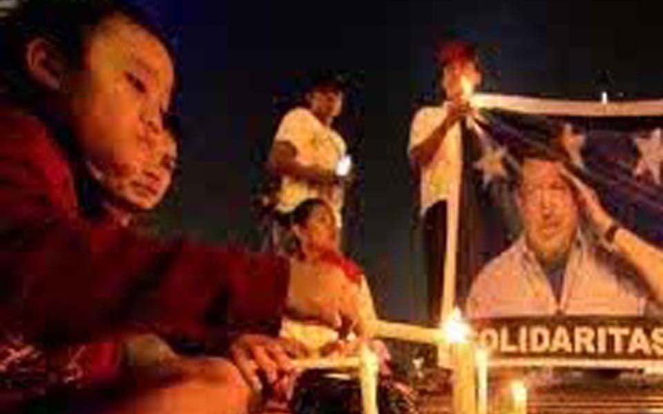 Sekber Buruh hold candle lit vigil at Hotel Indonesia traffic for Venezuelan President Hugo Chavez - March 6, 2013 (Detik)