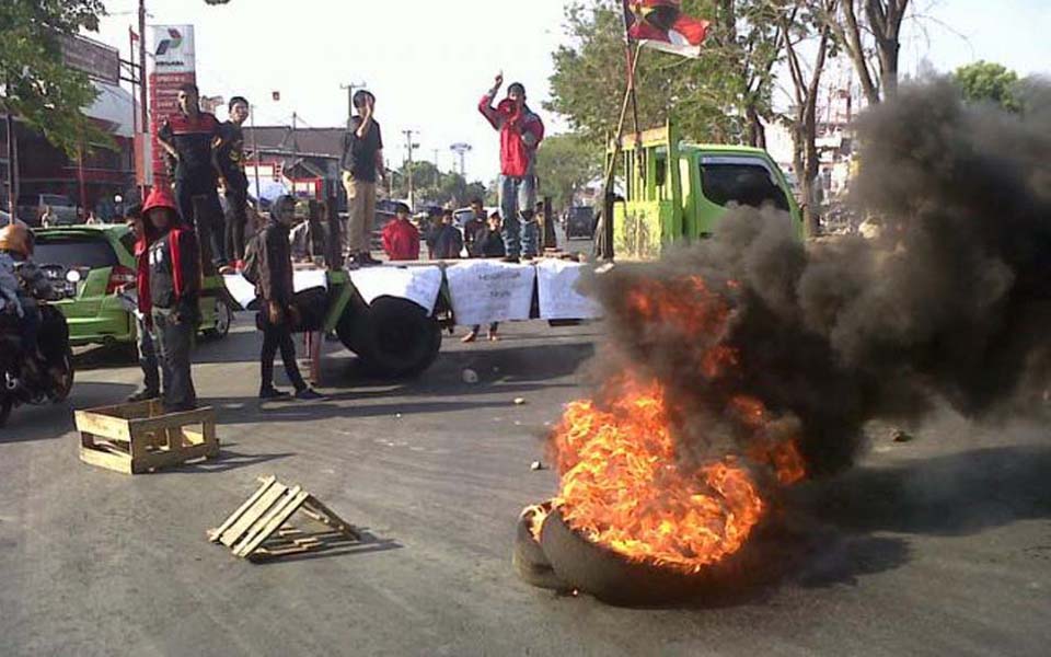 Students blockade road during protest action in Makassar - 2013 (Tribune)