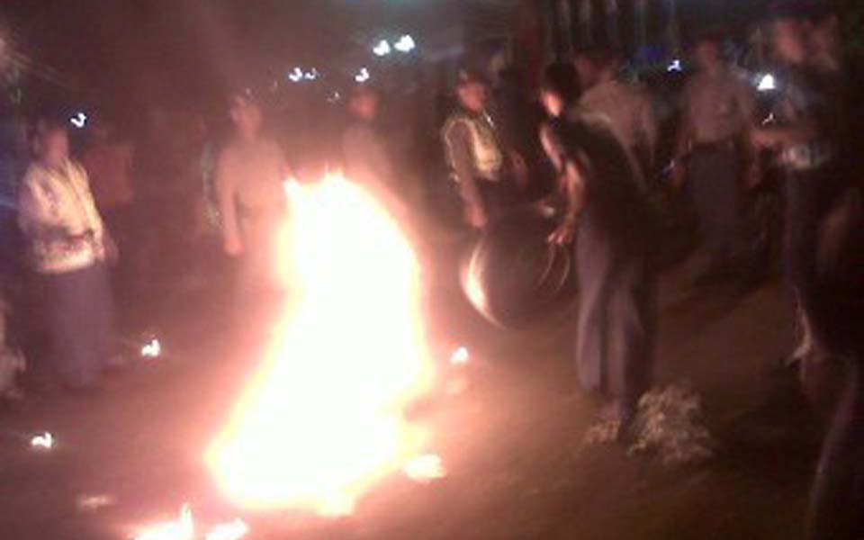 Students in Yogyakarta hold solidarity action with striking workers - November 1, 2013 (Detik)