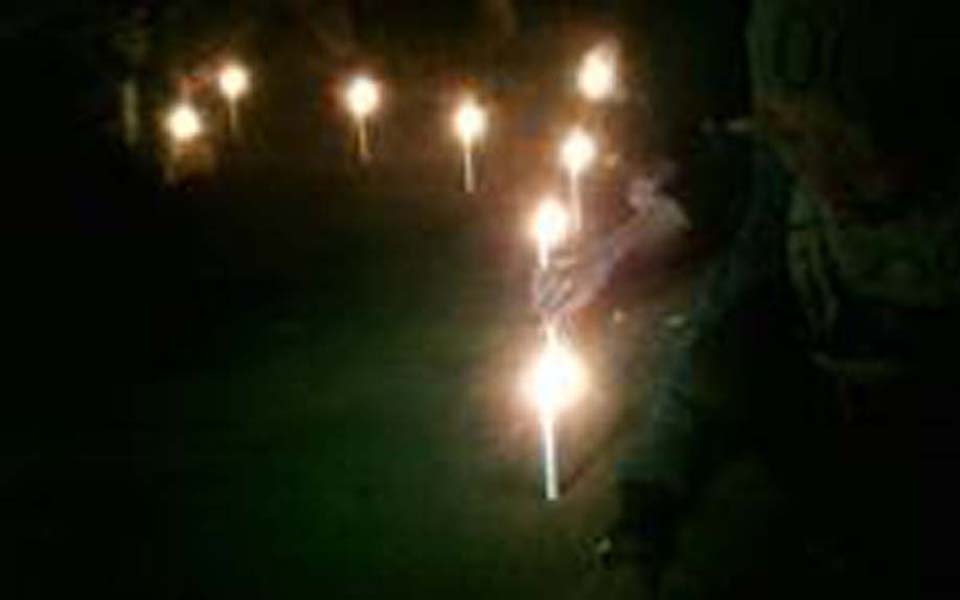 Students hold candle lit vigil against violence by paid thugs in Yogyakarta - November 1, 2013 (Tribune)