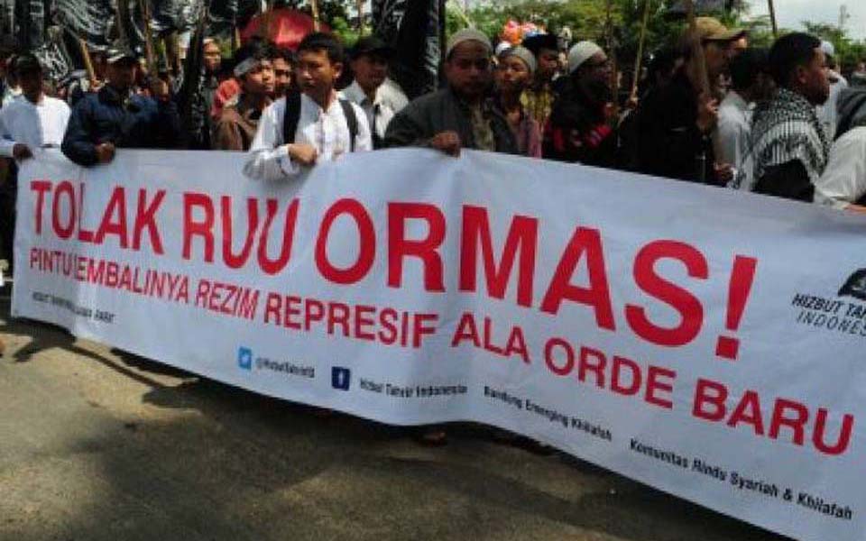 Students in Bandung protest against enactment of RUU Ormas - July 2, 2013 (KBR)