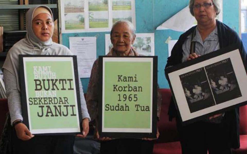 Victims of 1965 anti-communist purge protest at Komnas HAM - January 17, 2012 (Viva)