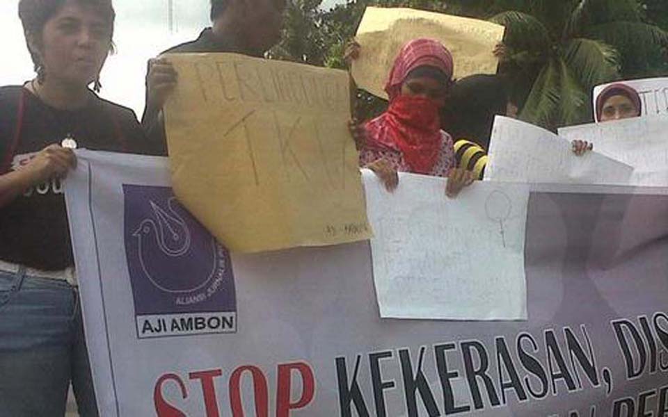 Women activists mark IWD with rally in Ambon - March 8, 2013 (michr.net)