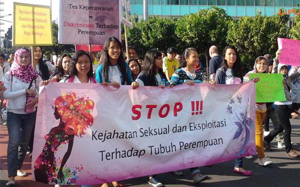 Women protest virginity tests at Hotel Indonesia traffic circle in Jakarta - September 15, 2013 (Liputan6)