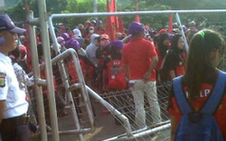 Women workers sweep factories in KBN, North Jakarta - May 1, 2013 (Pos Kota)