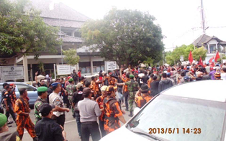 Workers face off against Pancasila Youth in Indramayu - May 1, 2013 (ppvsburuh)