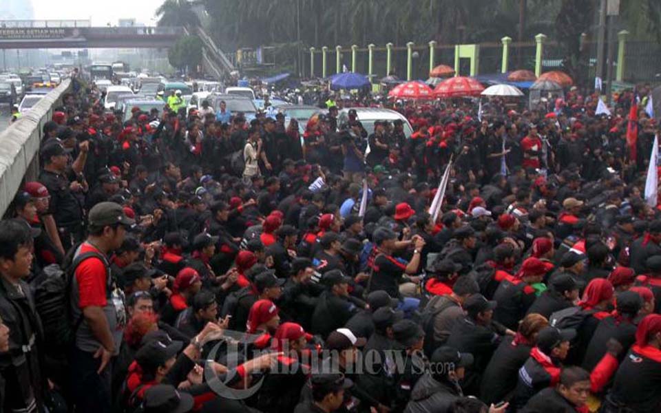 Workers in Greater Jakarta protest against enactment of RUU Ormas - July 2, 2013 (Tribune)