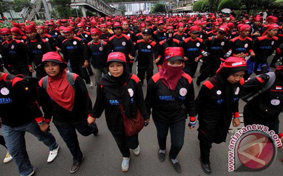 Workers march from Hotel Indonesia traffic circle to State Palace - May 1, 2013 (Antara)