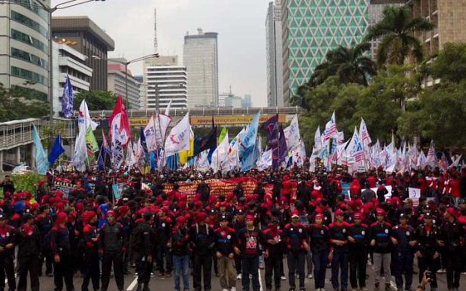 Workers march from HI traffic circle to State Palace to protest low wages - December 22, 2012 (Kompas)