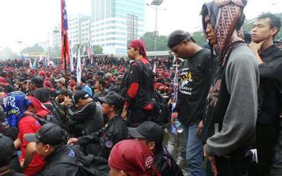 Workers rally at DPR to protest against enactment of RUU Ormas - July 2, 2013 (Detik)