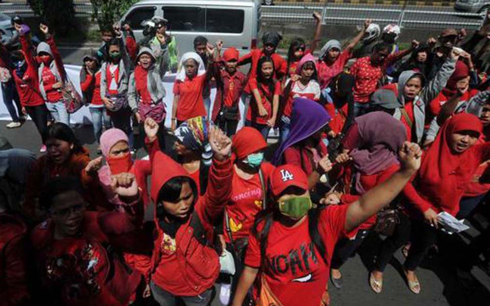 Workers rally in front of district police headquarters - May 1, 2013 (Merdeka)