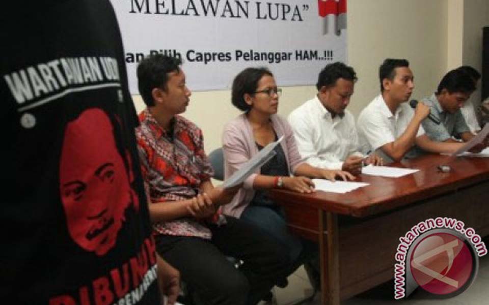 Activists from the Movement Against Forgetting speak at the LBH offices in Jakarta - April 25, 2014 (Antara)