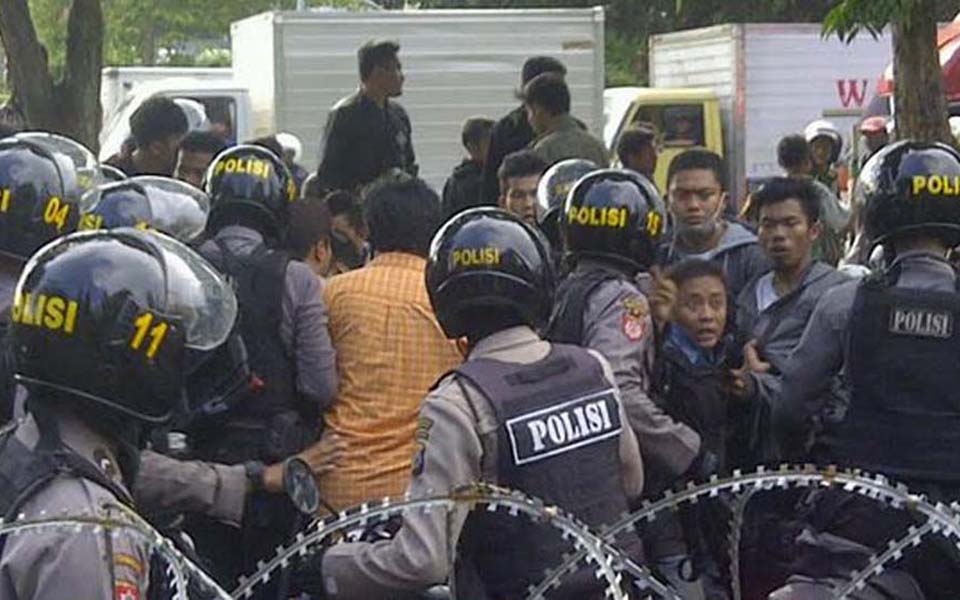 Student demonstration against fuel price hikes in Surabaya - November 19, 2014 (Merdeka)