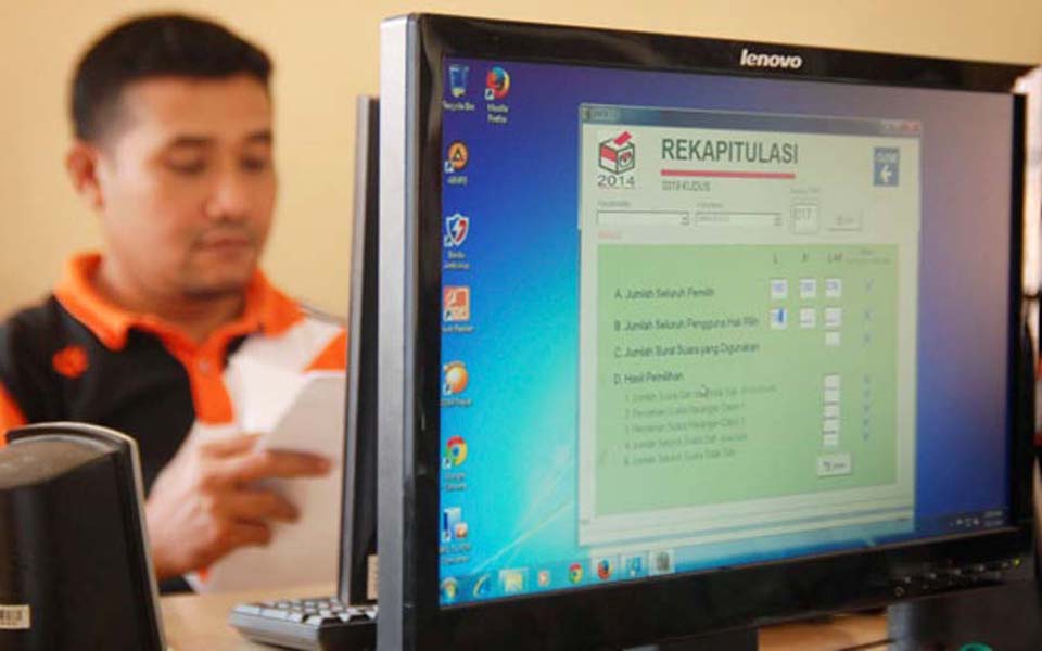 Election official in Kudus, Central Java, enters election result data - July 11, 2014 (Antara)