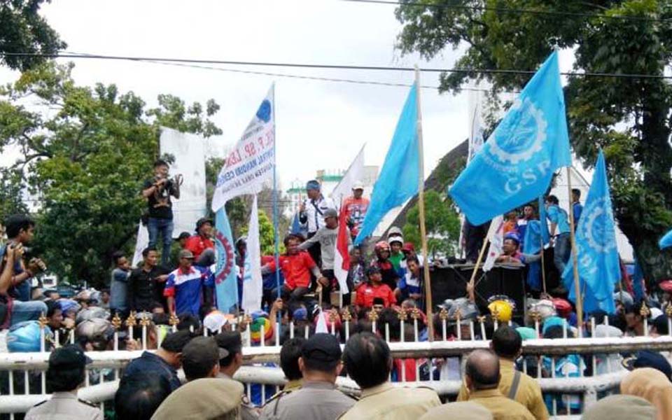 Gasbi workers rally on May Day in front of governor's office in Medan - May 1, 2014 (Tribune)