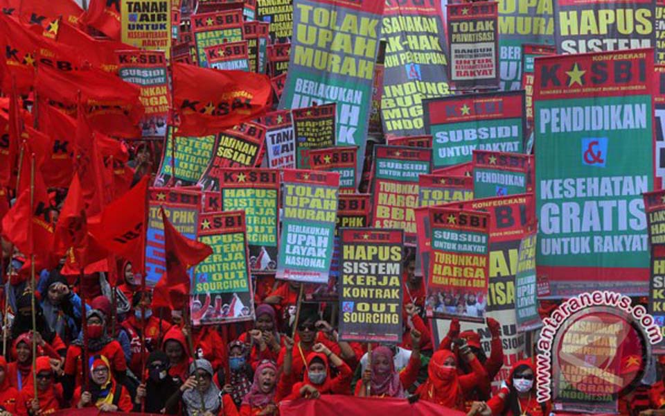 KASBI workers rally at the Hotel Indonesia traffic circle in Central Jakarta - September 15, 2014 (Antara)