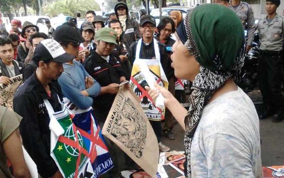 KPA and PPR demonstrate in front of KPU office in Jakarta - March 13, 2014 (Viva)