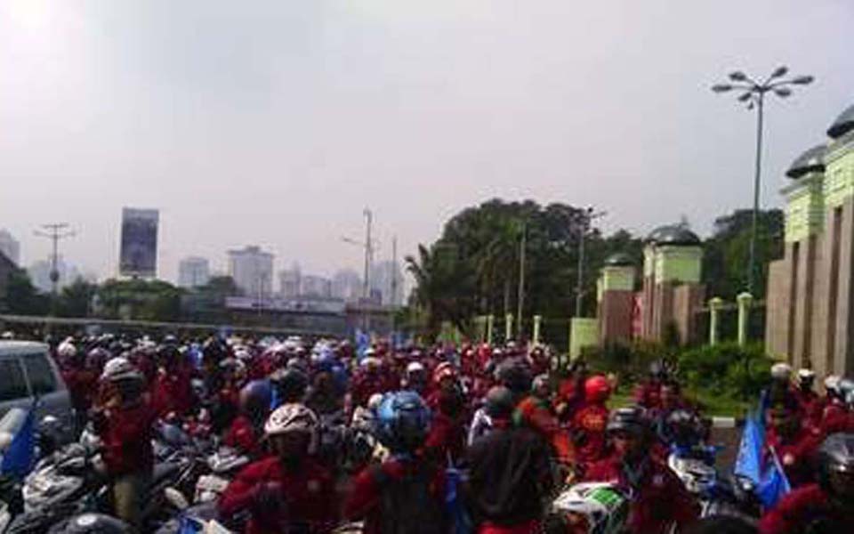 Labour protest in front of the House of Representatives building in Jakarta - May 1, 2014 (Detik.com)