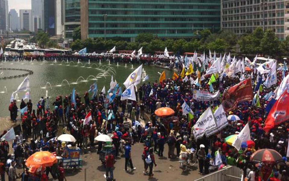 Labour rally at Hotel Indonesia traffic circle in Central Jakarta - December 10, 2014 (Kompas)