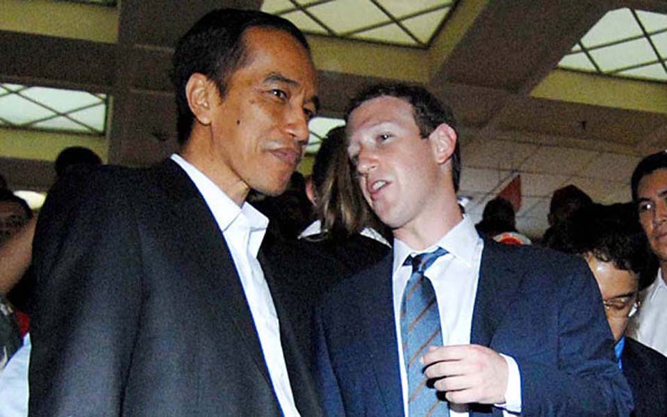 Mark Zuckerberg speaks with President Widodo at Tanah Abang market in Jakarta - October 13, 2014 (Tempo)