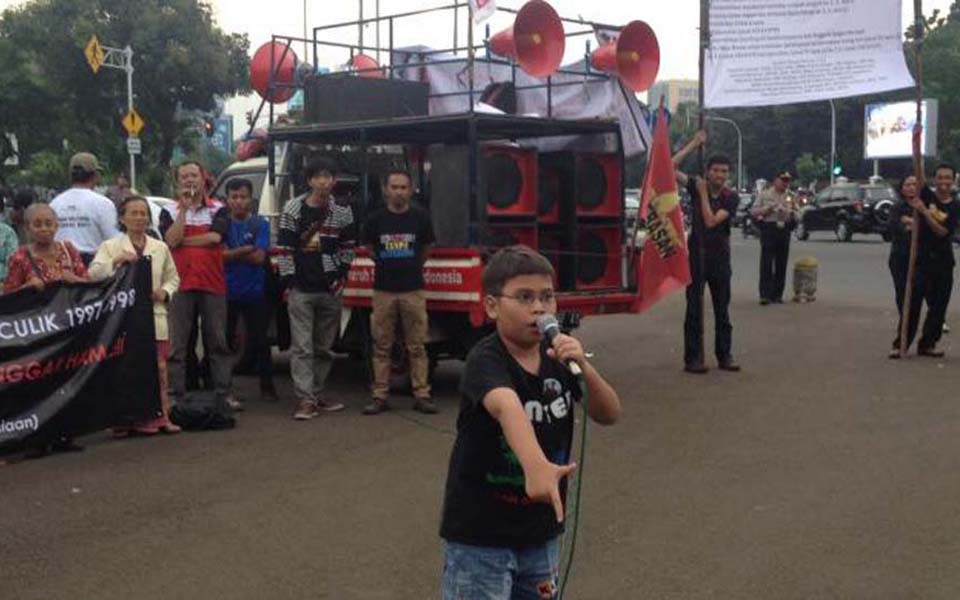 Markus Yernirkolaus speaking during Kamisan rally at State Palace in Jakarta - June 26, 2014 (Kompas)