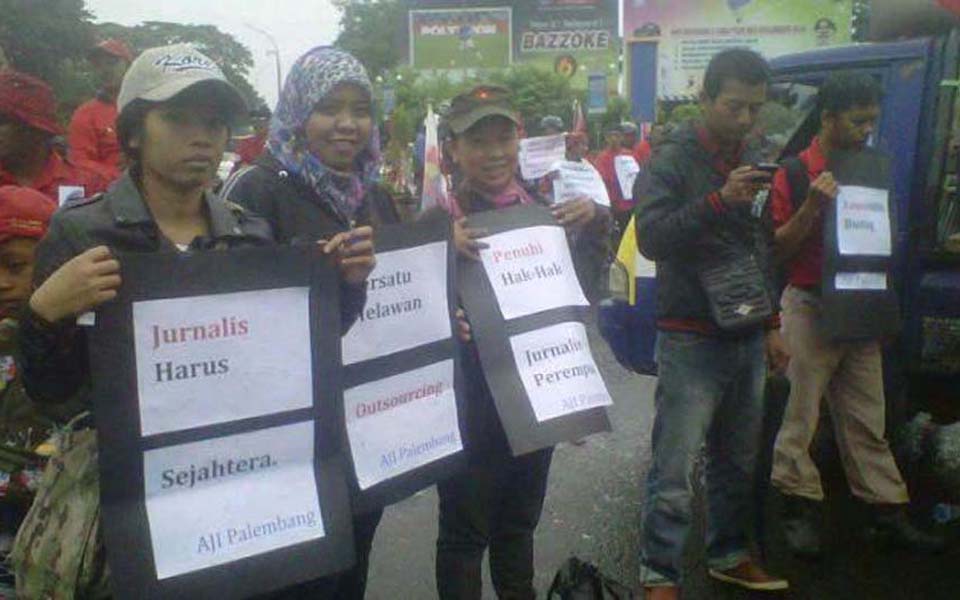 Journalists join May Day action at Fountain Traffic Circle in Palembang - May 1, 2014 (Tribune)
